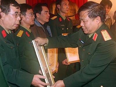 Trung tướng Mai Hồng Bỉnh trao giải về Lực lượng vũ trang, chiến tranh cách mạng