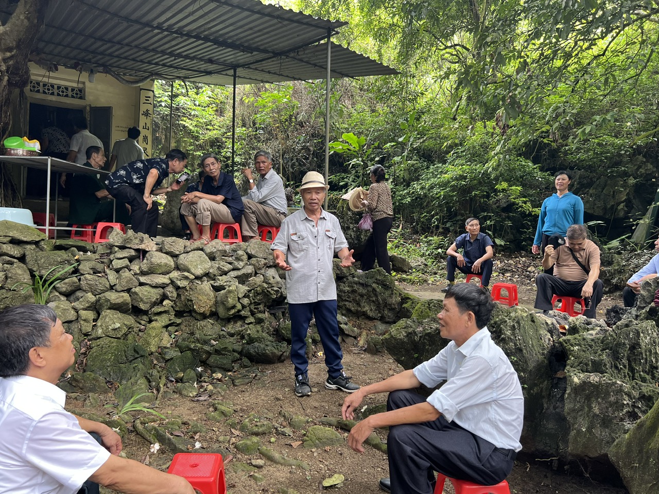 HỌ MAI NINH BÌNH VÀ HÀNH TRÌNH VỀ ĐỀN THIÊNG BA NON