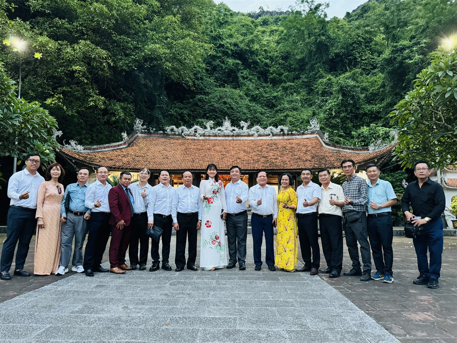 Một số hình ảnh lễ Thần tổ Mai An Tiêm của đoàn dự Đại hội Doanh nhân họ Mai tại huyện Nga Sơn - Thanh Hóa