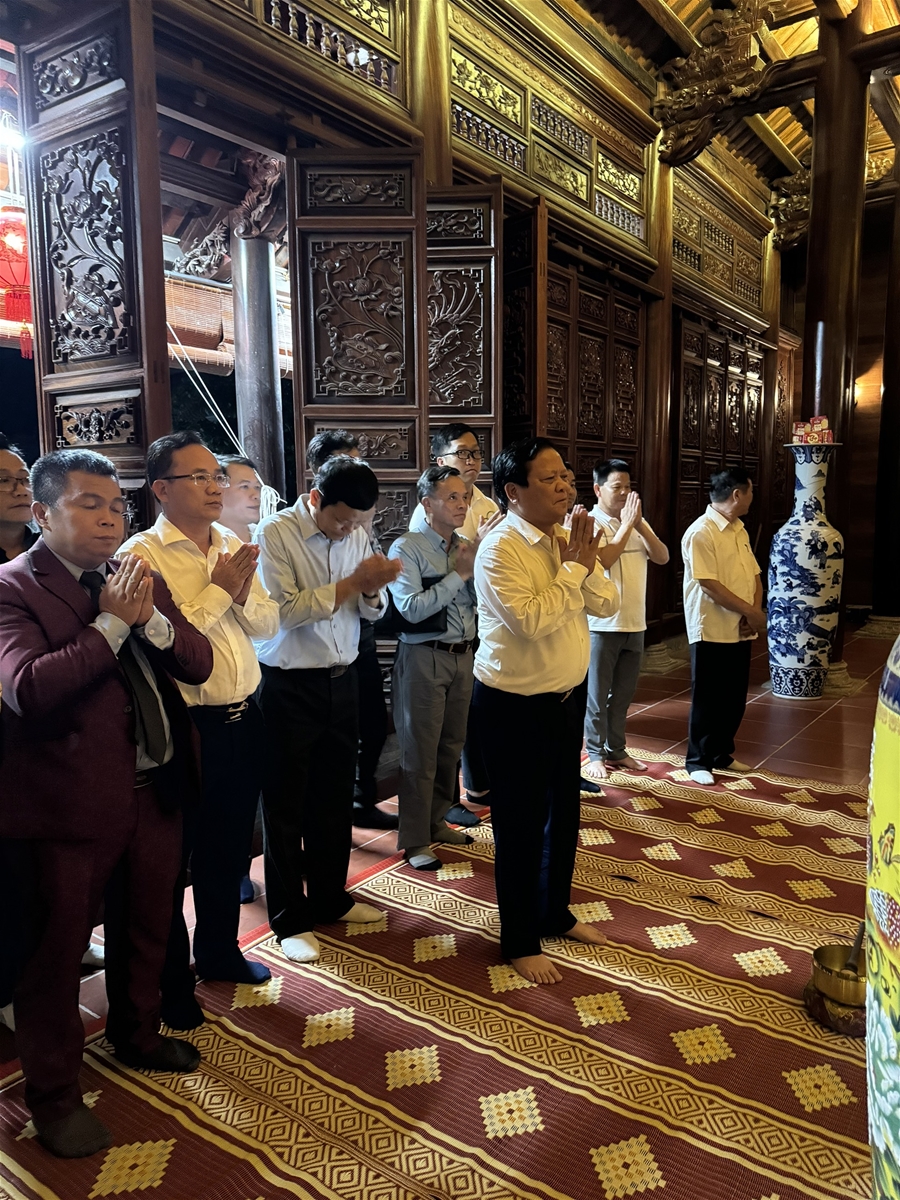 Một số hình ảnh lễ Thần tổ Mai An Tiêm của đoàn dự Đại hội Doanh nhân họ Mai tại huyện Nga Sơn - Thanh Hóa