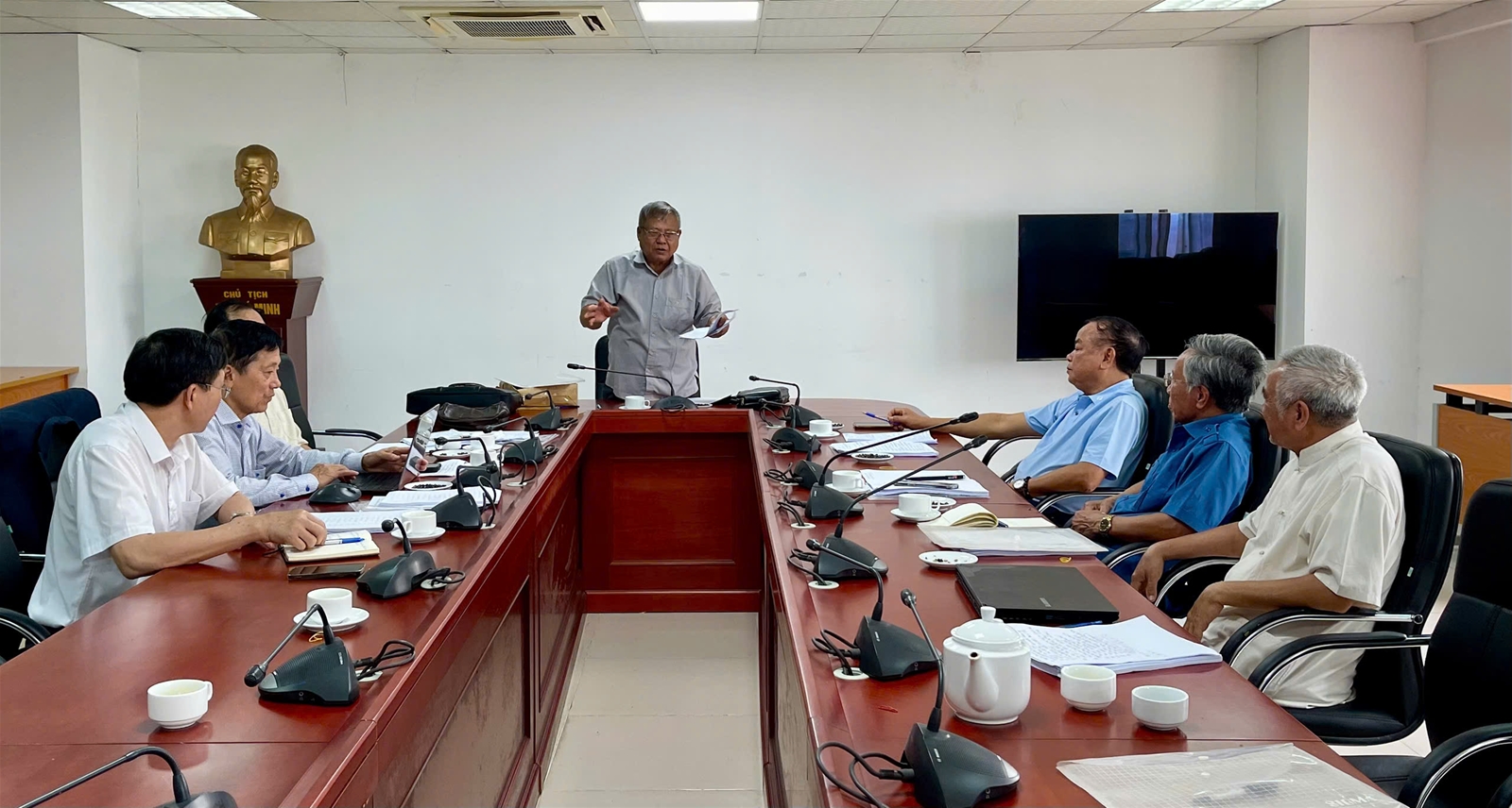 Họp bàn về biên tập cuốn sách: 