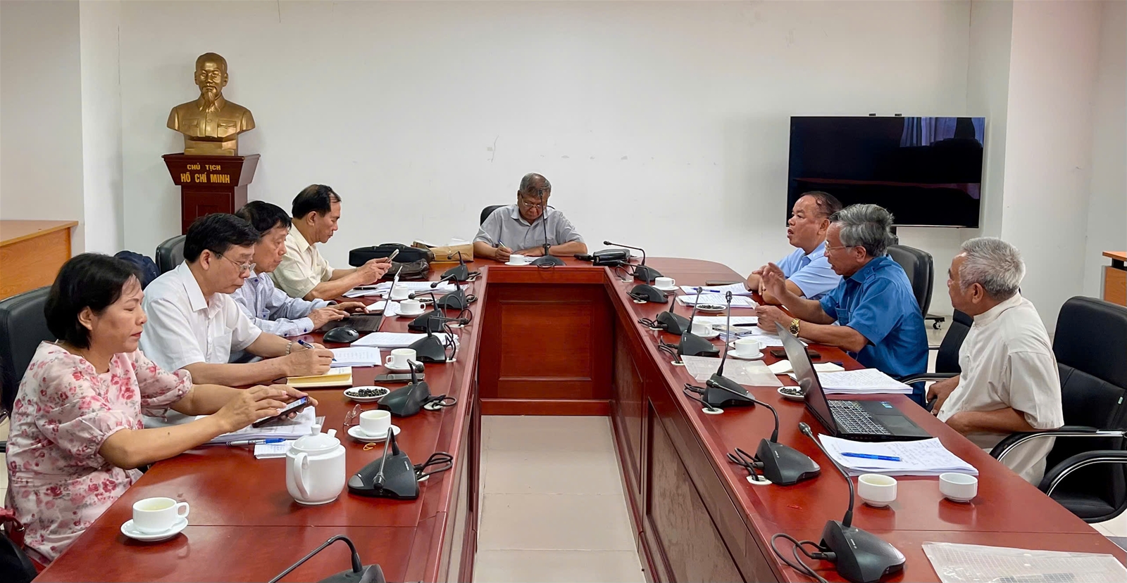Họp bàn về biên tập cuốn sách: 